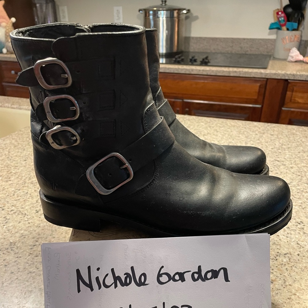 Frye Veronica Belted Shortie sz 9